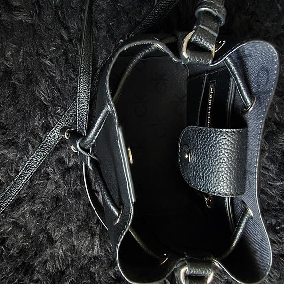 Calvin Klein Small Gabrianna Novelty Bucket Bag - Picture 4 of 4